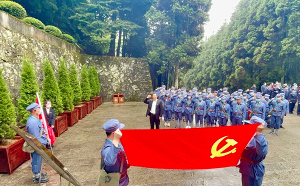 南昌市政建設(shè)集團組織黨員干部上井岡山開展黨史學習教育6004.jpg