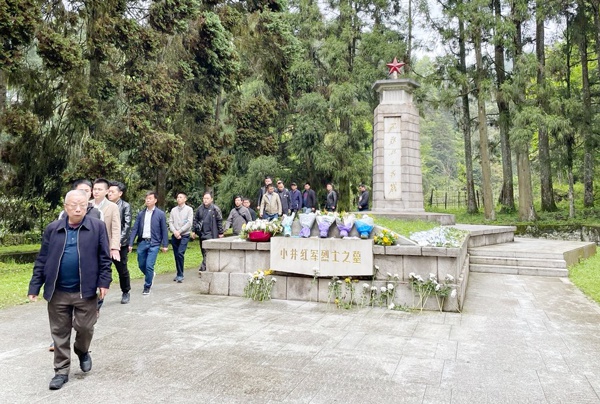 南昌市政建設(shè)集團組織黨員干部上井岡山開展黨史學習教育6008.jpg