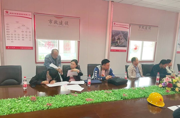 南昌市安監(jiān)站評優(yōu)小組蒞臨桃花南路安置房項目進行創(chuàng)建安全文明標(biāo)準化示范工地初評6002.jpg