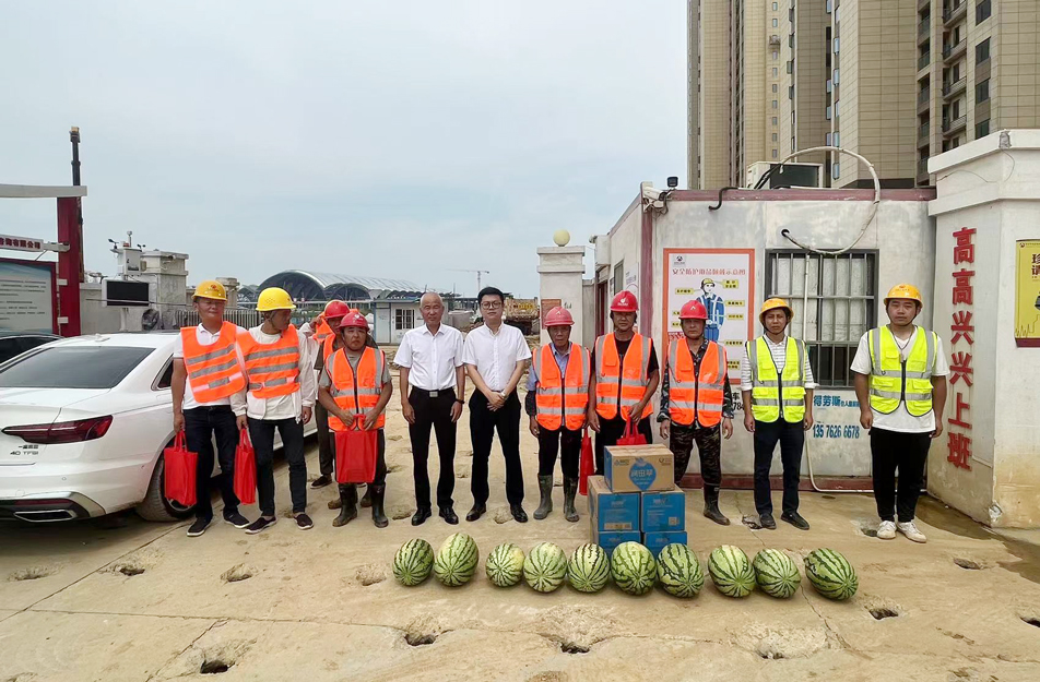 南昌市政建設(shè)集團(tuán)開展夏日送清涼慰問(wèn)活動(dòng)