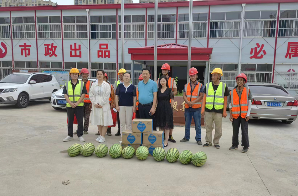 南昌市政建設(shè)集團(tuán)開展夏日送清涼慰問(wèn)活動(dòng)