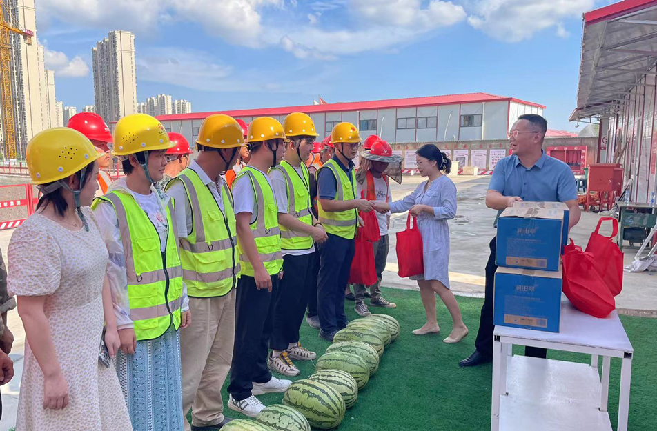 南昌市政建設(shè)集團(tuán)開展夏日送清涼慰問(wèn)活動(dòng)